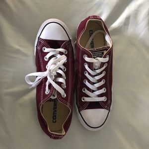 Low top size 7 maroon converse only worn once!!